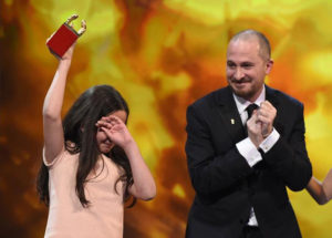 Una commossa Hana Saeidi ritira l'Orso d'oro per lo zio Jafar Panahi
