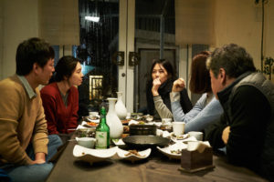 Una scena di "On the Beach at Night Alone" di Hong Sansoo
