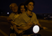 Toni Servillo, Teresa Saponangelo e Filippo Scotti in una scena di È stata la mano di Dio