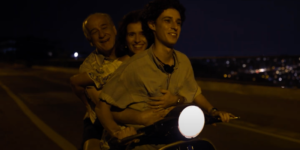 Toni Servillo, Teresa Saponangelo e Filippo Scotti in una scena di È stata la mano di Dio