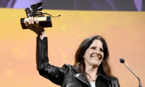 Laura Poitras festeggia il leone d'oro alla 79a Mostra Internazionale d'Arte Cinematografica di Venezia.