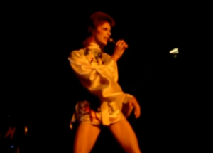 David Bowie in un fotogramma di Ziggy Stardust and the Spiders from Mars di D. A. Pennebaker.