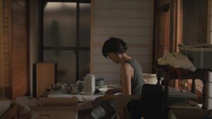 Noriko Oi in una scena di <em>Okurimono</em> di Laurence Lévesque.