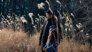 Hitoshi Omika e Ryo Nishikawa in una scena di Il male non esiste di Ryusuke Hamaguchi.