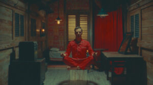 Benedict Cumberbatch in una scena di The Wonderful Story of Henry Sugar di Wes Anderson.