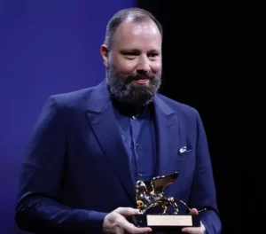 Yorgos Lanthimos alla cerimonia di premiazione.