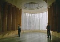 Guy Pearce e Adrien Brody in The Brutalist di Brady Corbet.