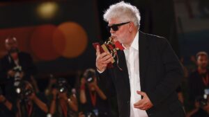 Pedro Almodóvar con il leone d'oro alla cerimonia di premiazione della 81a Mostra del cinema.