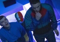 Naoise Ó Cairealláin, Liam Óg Ó hAnnaidh e JJ Ó Dochartaigh in una scena di Kneecap.