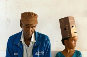 Ahmed Ali Farah e Ahmed Mohamud Saleban in una scena di The Village Next to Paradise di Mo Harawe.