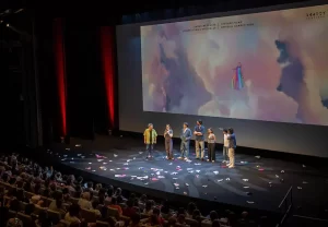 Il team di Arco mentre riceve il Cristallo per il miglior film.