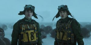 Robert Pattinson in una scena di Mickey 17 di Bong Joon Ho.