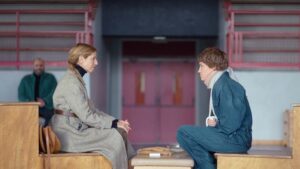 Jérôme Commandeur, Sandrine Kiberlain e Adèle Exarchopoulos in una scena di L'accident de piano di Quentin Dupieux.