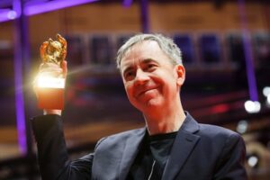 Dag Johan Haugerud alla cerimonia di premiazione della 75a Berlinale.
