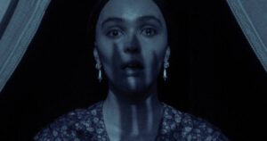 Lily-Rose Depp in una scena di Nosferatu di Robert Eggers.