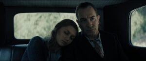 Nastya Golubeva e Jean Dujardin in una scena di<em>Les Rayons et les ombres di Xavier Giannoli</em>.