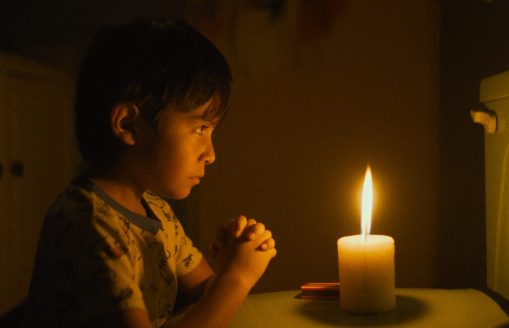 Una immagine di El Diablo Fuma (y guarda las cabezas de los cerillos quemados en la misma caja) di Ernesto Martínez Bucio.