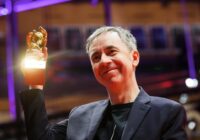 Dag Johan Haugerud alla cerimonia di premiazione della 75a Berlinale.