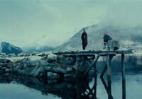 Henrikke Lund-Olsen e Øyvind Venstad Kjeksrud in una scena di Fjord di Cristian Mungiu.